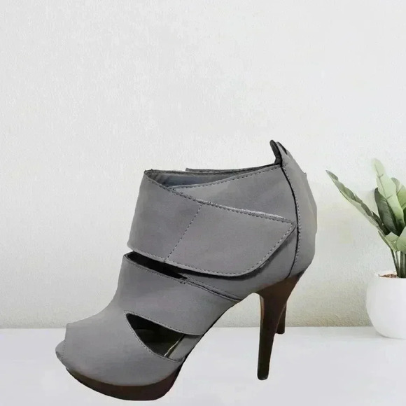 Rampage Suede Gray heels.  Size 9.5 - Picture 1 of 8